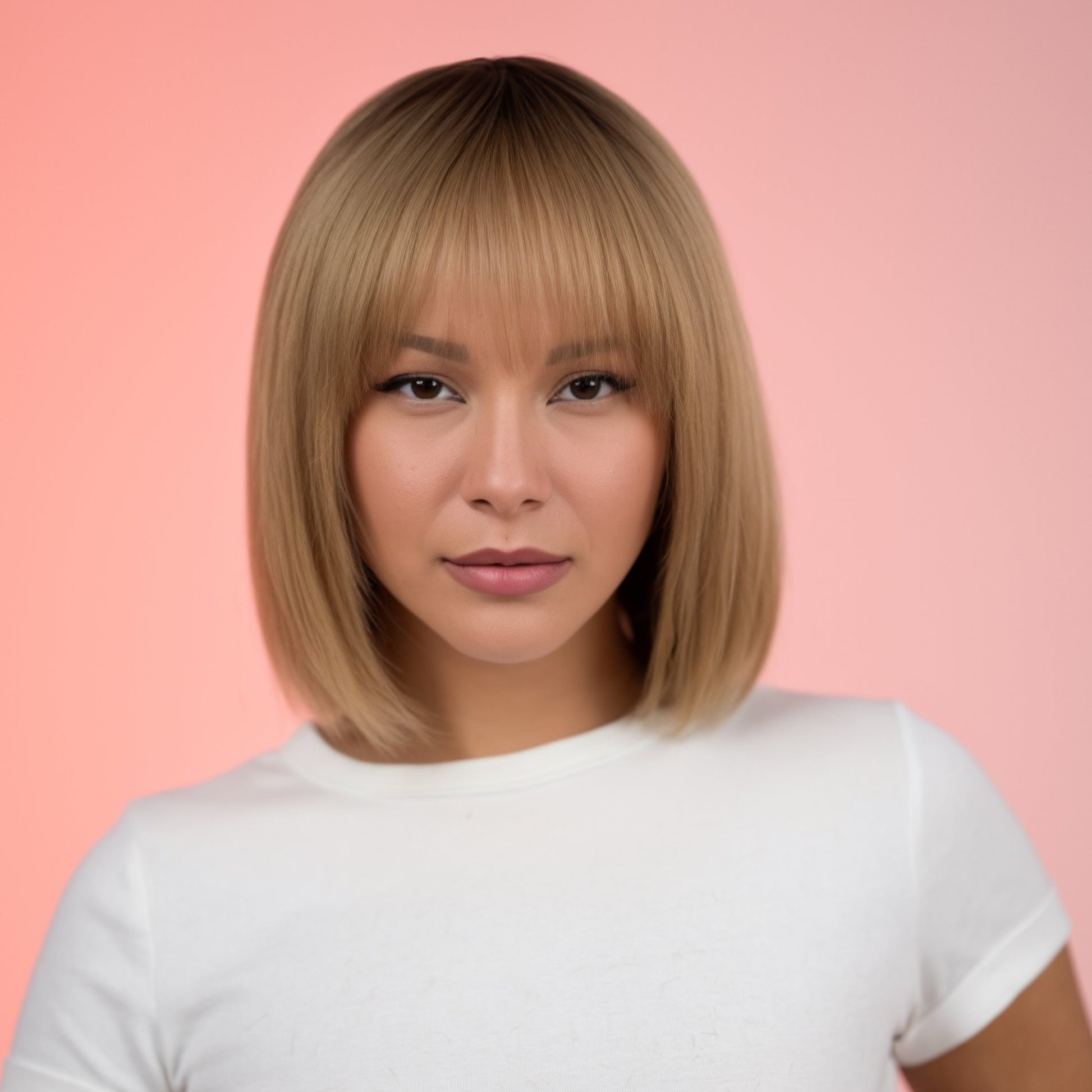 Chrysi: Ξανθιά Σαντρέ Καρέ Περούκα με Καστανή Ρίζα και Αφέλειες MACO HAIR SYSTEMS